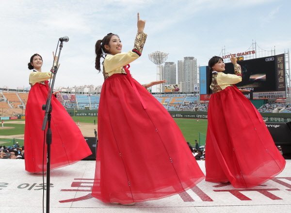 추석을 맞이하여 치어리더들이 한복을 입고 공연을 선보이고있다.